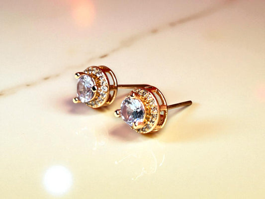 Me19 gold-plated stud earring with a single cubic zirconia stone
