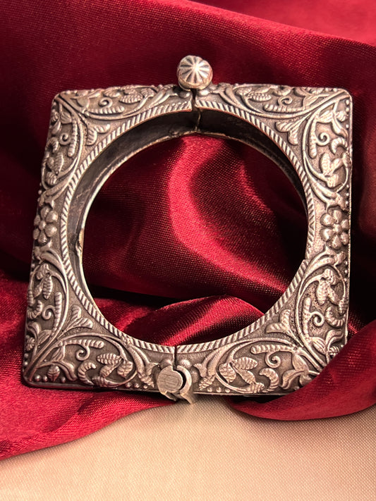 Me19 Silver Replica Screw Bangle | Antique Oxidized Floral Design | Adjustable Jewellery Made in India